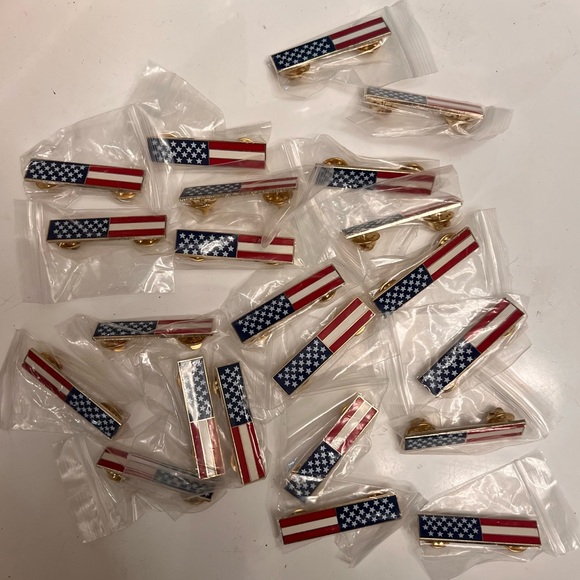 🆕 Bulk Set of 22 Individually Packaged American Flag Pins  🇺🇸 - Picture 2 of 8